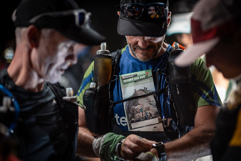 A last check of the watch before the start of the 2023 Montane Dragons Back Race No Limits Photography 002