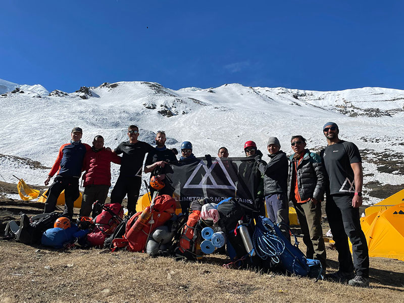 The Himlung Himal expedition team photo credit Beetle Campbell 002