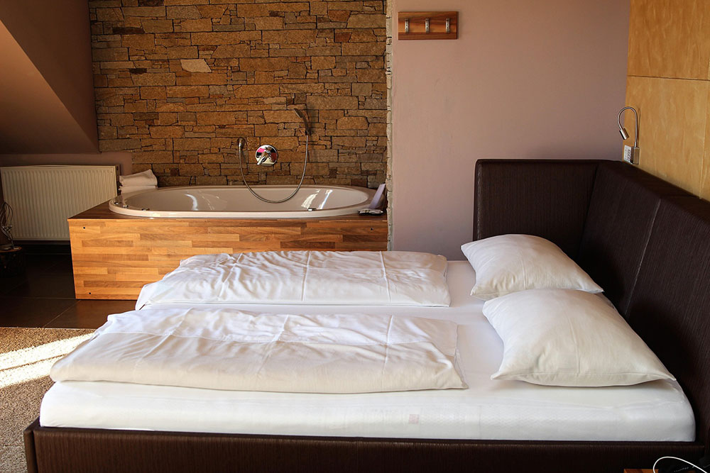 hpl1961 hotel room 6248872 1920